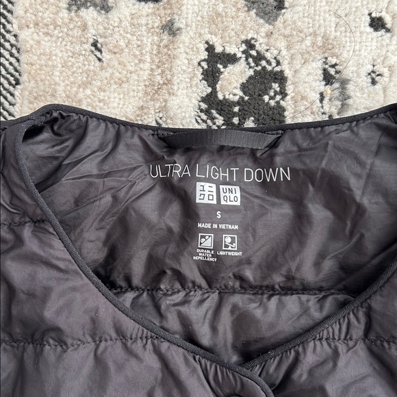 Uniqlo woman  Black down Lightweight Puffer Jacket size Small - Picture 3 of 4